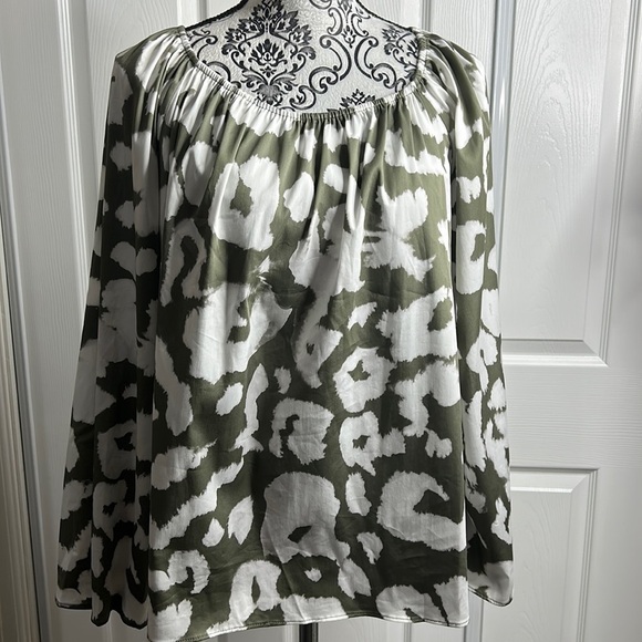Elizabeth & James Gray White Bell Sleeve XXL Cinched Neckline - Picture 1 of 7